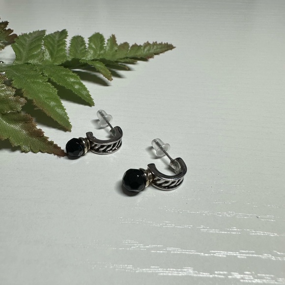 Cute Half-Moon Twisted Earrings - Picture 4 of 5